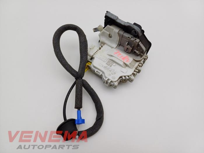 Dörrlåsmekanism, 2-dörrars, höger från en Audi A5 Cabrio (F57/F5E) 3.0 TDI V6 24V Quattro 2017