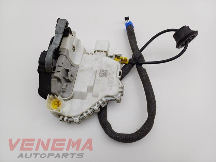 Dörrlåsmekanism, 2-dörrars, vänster från en Audi A5 Cabrio (F57/F5E) 3.0 TDI V6 24V Quattro 2017