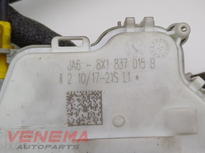 Dörrlåsmekanism, 2-dörrars, vänster från en Audi A5 Cabrio (F57/F5E) 3.0 TDI V6 24V Quattro 2017