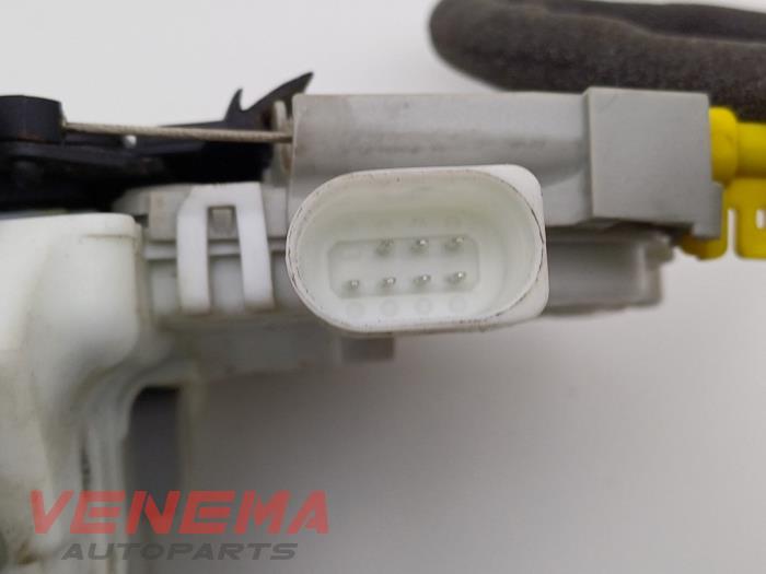 Dörrlåsmekanism, 2-dörrars, vänster från en Audi A5 Cabrio (F57/F5E) 3.0 TDI V6 24V Quattro 2017