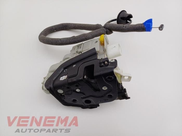 Dörrlåsmekanism, 2-dörrars, vänster från en Audi A5 Cabrio (F57/F5E) 3.0 TDI V6 24V Quattro 2017