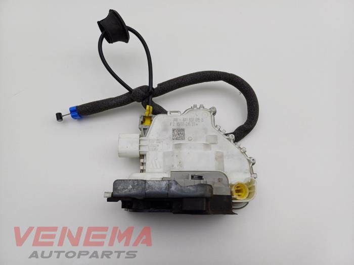 Dörrlåsmekanism, 2-dörrars, vänster från en Audi A5 Cabrio (F57/F5E) 3.0 TDI V6 24V Quattro 2017