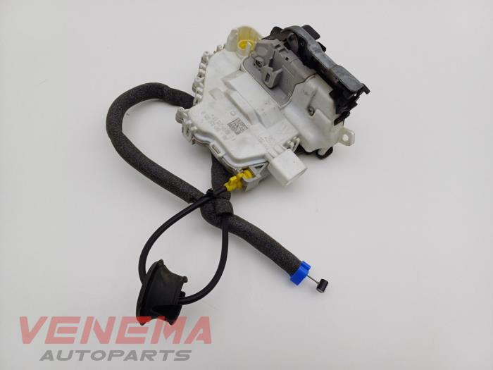 Dörrlåsmekanism, 2-dörrars, vänster från en Audi A5 Cabrio (F57/F5E) 3.0 TDI V6 24V Quattro 2017