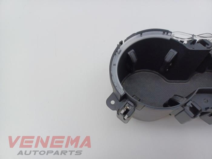 Mugghållare från en Audi A5 Cabrio (F57/F5E) 3.0 TDI V6 24V Quattro 2017