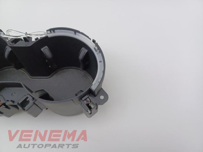 Mugghållare från en Audi A5 Cabrio (F57/F5E) 3.0 TDI V6 24V Quattro 2017