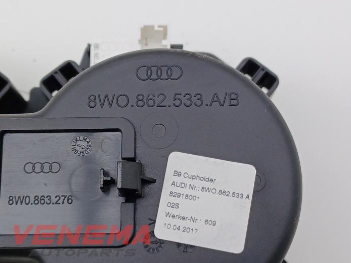 Mugghållare från en Audi A5 Cabrio (F57/F5E) 3.0 TDI V6 24V Quattro 2017