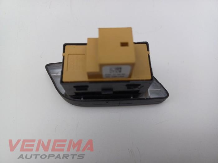 Centrallåsbrytare från en Audi A5 Cabrio (F57/F5E) 3.0 TDI V6 24V Quattro 2017