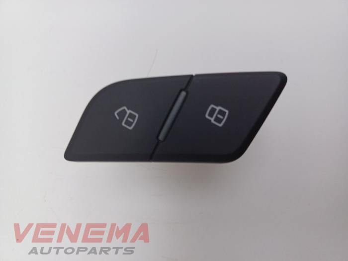 Centrallåsbrytare från en Audi A5 Cabrio (F57/F5E) 3.0 TDI V6 24V Quattro 2017