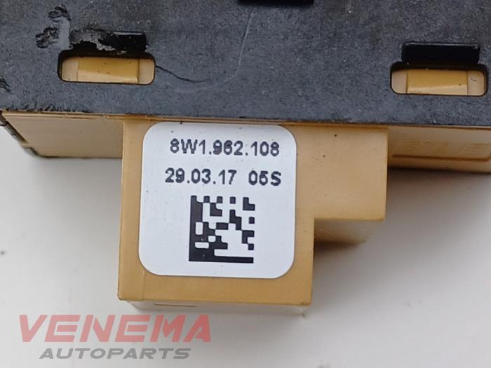 Centrallåsbrytare från en Audi A5 Cabrio (F57/F5E) 3.0 TDI V6 24V Quattro 2017