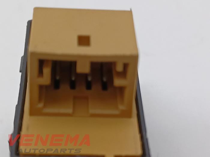 Centrallåsbrytare från en Audi A5 Cabrio (F57/F5E) 3.0 TDI V6 24V Quattro 2017