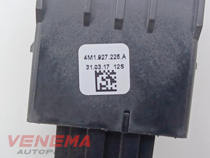 Brytare, parkeringsbroms från en Audi A5 Cabrio (F57/F5E) 3.0 TDI V6 24V Quattro 2017