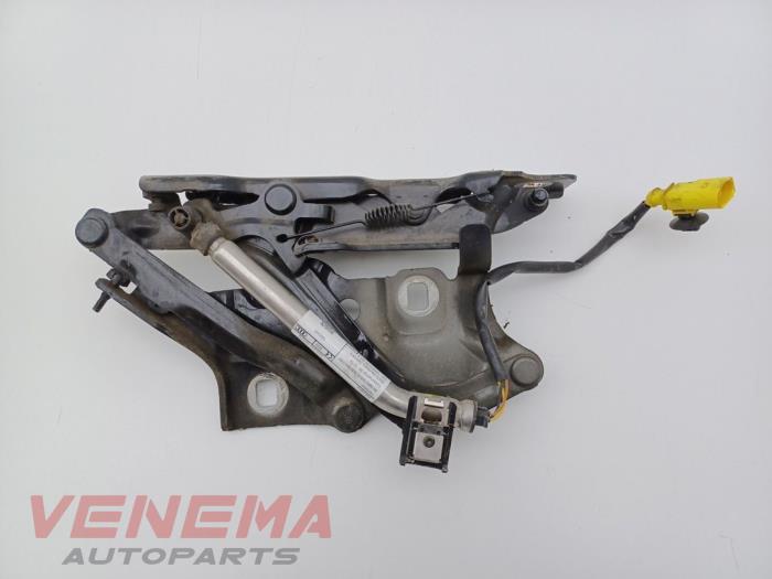 Gångjärn, motorhuv från en Audi A5 Cabrio (F57/F5E) 3.0 TDI V6 24V Quattro 2017