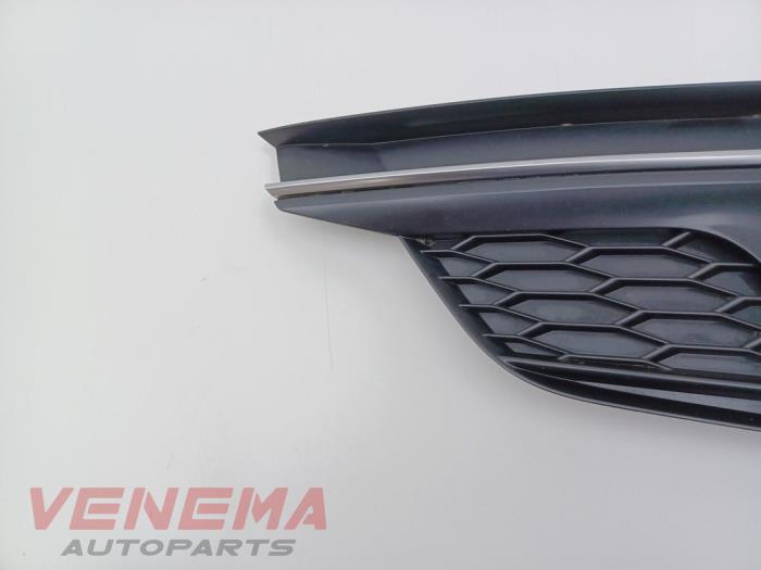 Stötfångargrill från en Audi A5 Cabrio (F57/F5E) 3.0 TDI V6 24V Quattro 2017