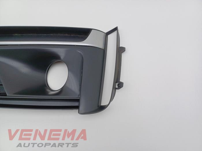 Stötfångargrill från en Audi A5 Cabrio (F57/F5E) 3.0 TDI V6 24V Quattro 2017