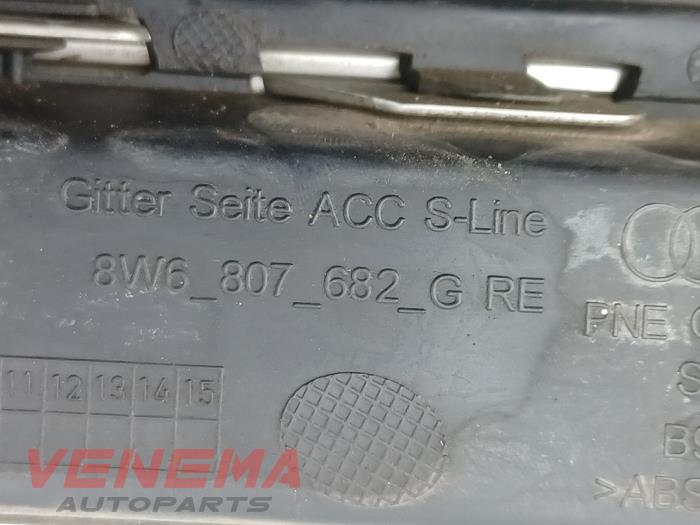 Stötfångargrill från en Audi A5 Cabrio (F57/F5E) 3.0 TDI V6 24V Quattro 2017