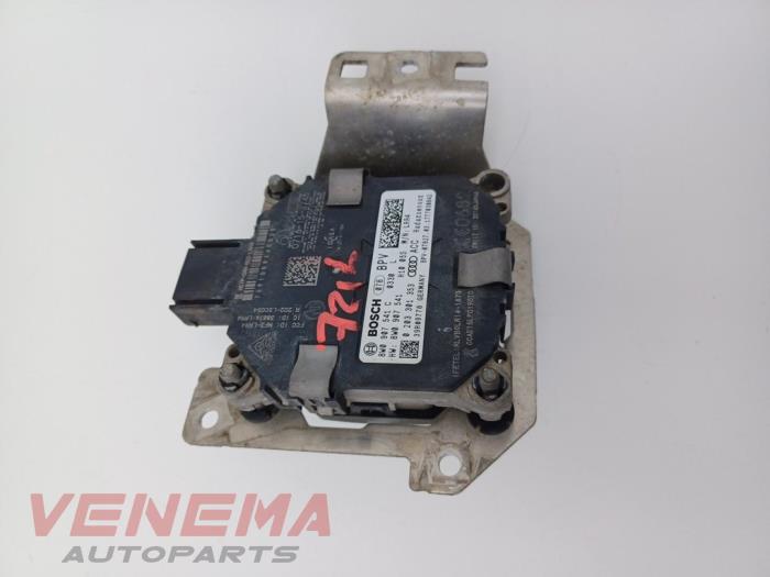 Radarsensor från en Audi A5 Cabrio (F57/F5E) 3.0 TDI V6 24V Quattro 2017