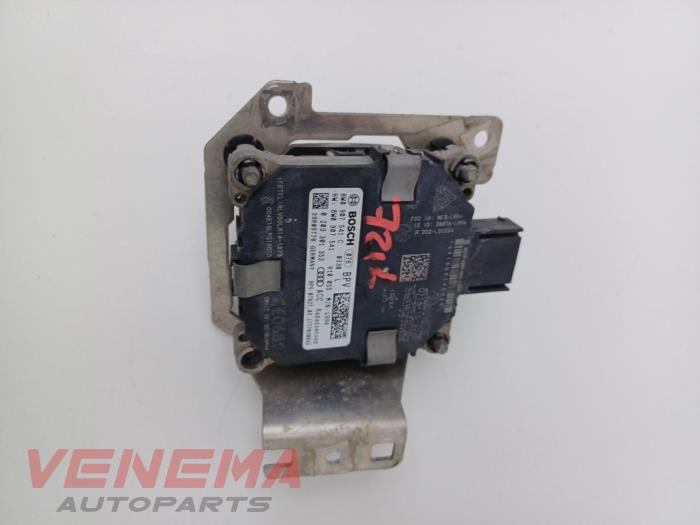 Radarsensor från en Audi A5 Cabrio (F57/F5E) 3.0 TDI V6 24V Quattro 2017