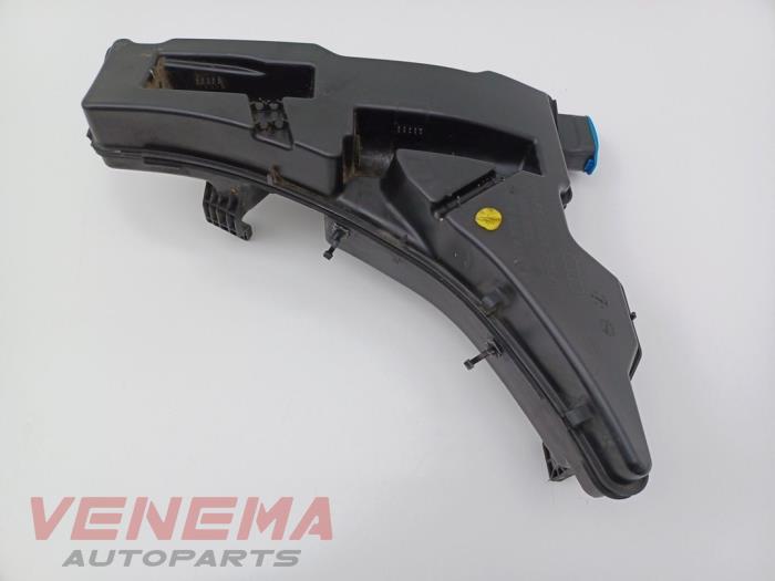 Spolartank, vindruta från en Audi A5 Cabrio (F57/F5E) 3.0 TDI V6 24V Quattro 2017