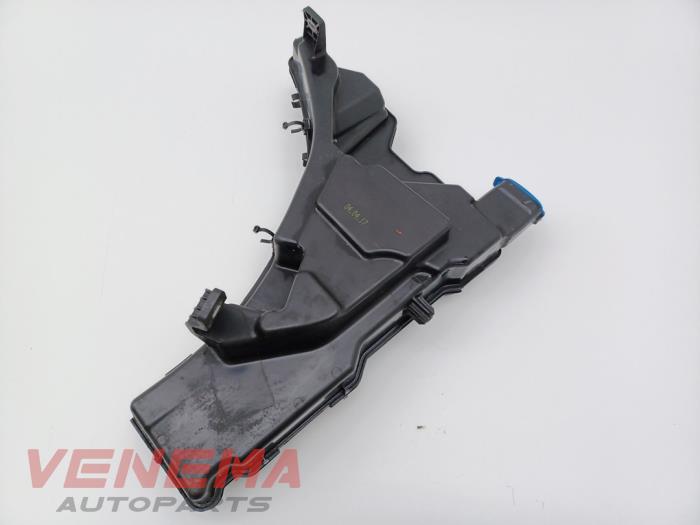 Spolartank, vindruta från en Audi A5 Cabrio (F57/F5E) 3.0 TDI V6 24V Quattro 2017