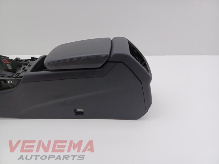 Mittkonsol från en Audi A5 Cabrio (F57/F5E) 3.0 TDI V6 24V Quattro 2017