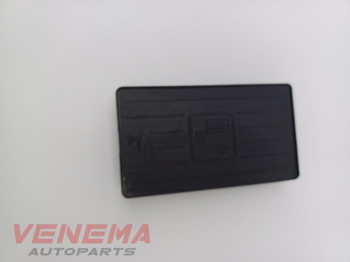 Trådlös laddare från en Audi A5 Cabrio (F57/F5E) 3.0 TDI V6 24V Quattro 2017