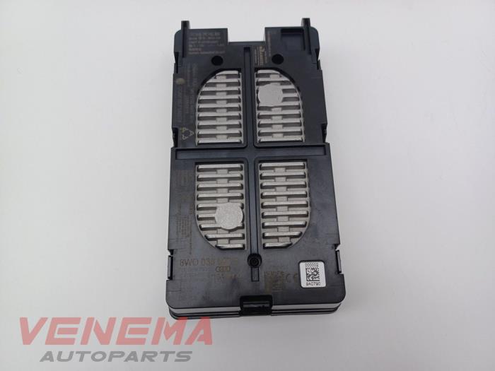 Trådlös laddare från en Audi A5 Cabrio (F57/F5E) 3.0 TDI V6 24V Quattro 2017