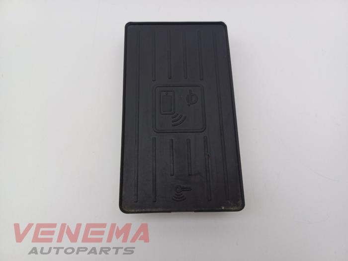 Trådlös laddare från en Audi A5 Cabrio (F57/F5E) 3.0 TDI V6 24V Quattro 2017