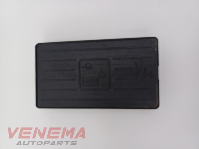 Trådlös laddare från en Audi A5 Cabrio (F57/F5E) 3.0 TDI V6 24V Quattro 2017