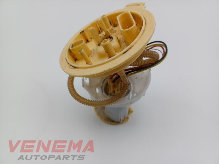 Elektrisk bränslepump från en Audi A5 Cabrio (F57/F5E) 3.0 TDI V6 24V Quattro 2017