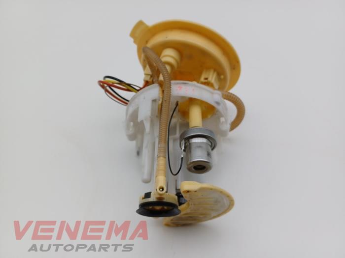 Elektrisk bränslepump från en Audi A5 Cabrio (F57/F5E) 3.0 TDI V6 24V Quattro 2017