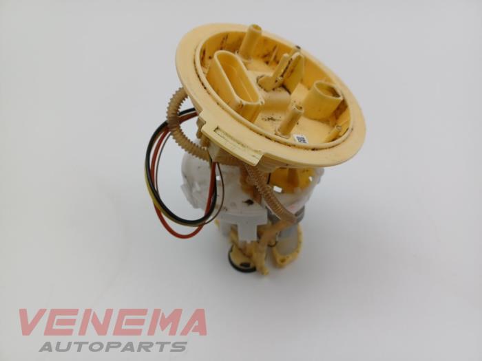 Elektrisk bränslepump från en Audi A5 Cabrio (F57/F5E) 3.0 TDI V6 24V Quattro 2017