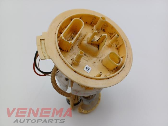 Elektrisk bränslepump från en Audi A5 Cabrio (F57/F5E) 3.0 TDI V6 24V Quattro 2017