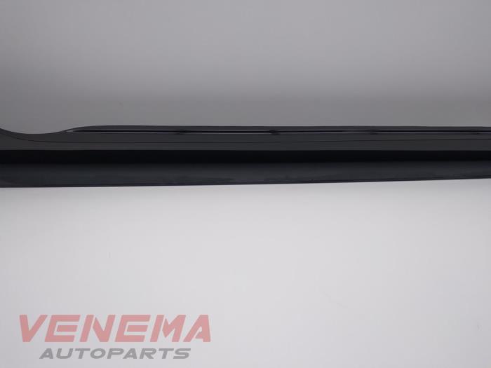 Sidokjol, höger från en Audi A5 Cabrio (F57/F5E) 3.0 TDI V6 24V Quattro 2017