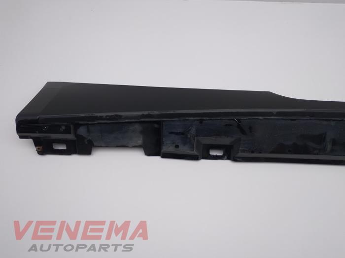 Sidokjol, höger från en Audi A5 Cabrio (F57/F5E) 3.0 TDI V6 24V Quattro 2017