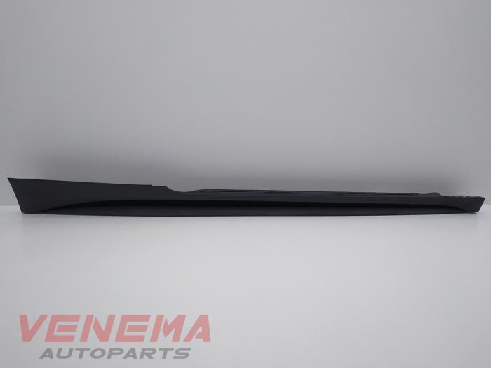 Sidokjol, höger från en Audi A5 Cabrio (F57/F5E) 3.0 TDI V6 24V Quattro 2017