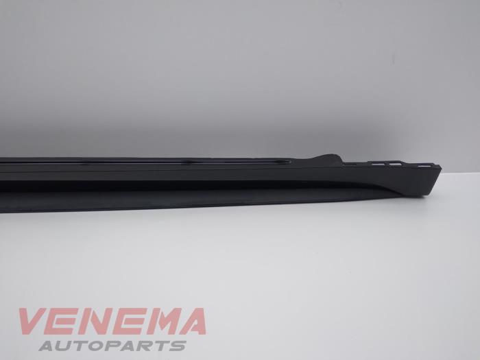 Sidokjol, höger från en Audi A5 Cabrio (F57/F5E) 3.0 TDI V6 24V Quattro 2017