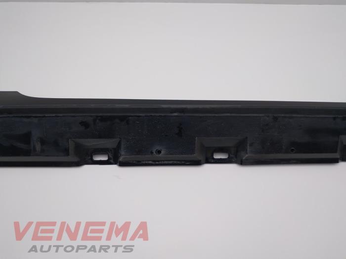 Sidokjol, höger från en Audi A5 Cabrio (F57/F5E) 3.0 TDI V6 24V Quattro 2017