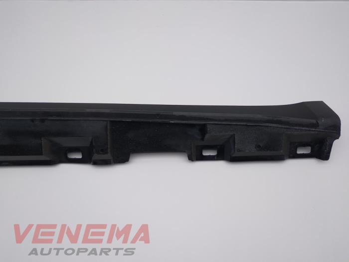 Sidokjol, höger från en Audi A5 Cabrio (F57/F5E) 3.0 TDI V6 24V Quattro 2017