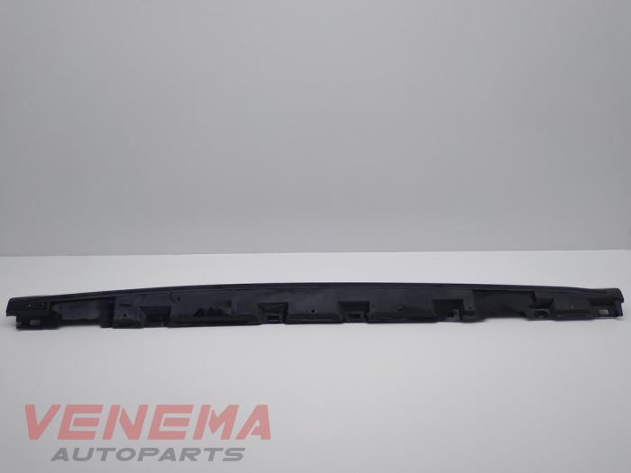 Sidokjol, höger från en Audi A5 Cabrio (F57/F5E) 3.0 TDI V6 24V Quattro 2017