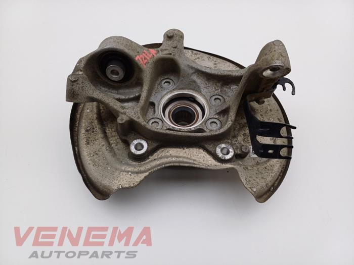 Spindel, vänster bak från en Audi A5 Cabrio (F57/F5E) 3.0 TDI V6 24V Quattro 2017