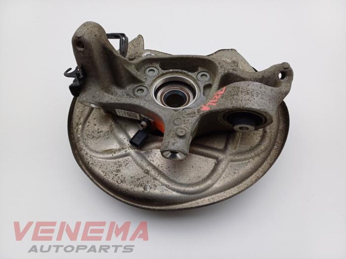 Spindel, vänster bak från en Audi A5 Cabrio (F57/F5E) 3.0 TDI V6 24V Quattro 2017