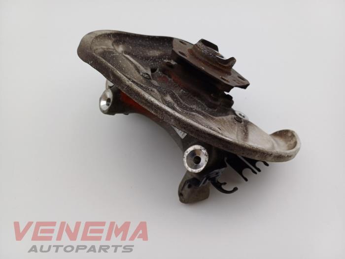 Spindel, vänster bak från en Audi A5 Cabrio (F57/F5E) 3.0 TDI V6 24V Quattro 2017