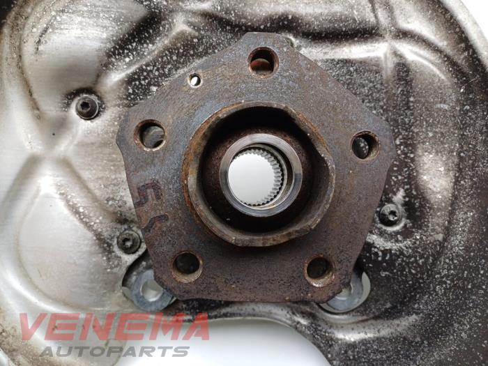 Spindel, vänster bak från en Audi A5 Cabrio (F57/F5E) 3.0 TDI V6 24V Quattro 2017