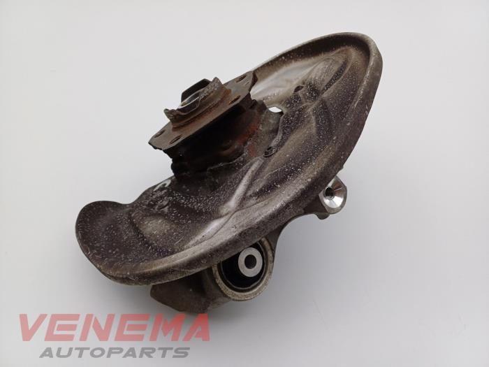 Spindel, vänster bak från en Audi A5 Cabrio (F57/F5E) 3.0 TDI V6 24V Quattro 2017