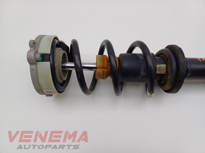 Stötdämparstång, vänster fram från en Audi A5 Cabrio (F57/F5E) 3.0 TDI V6 24V Quattro 2017