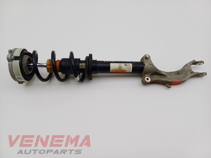 Stötdämparstång, vänster fram från en Audi A5 Cabrio (F57/F5E) 3.0 TDI V6 24V Quattro 2017