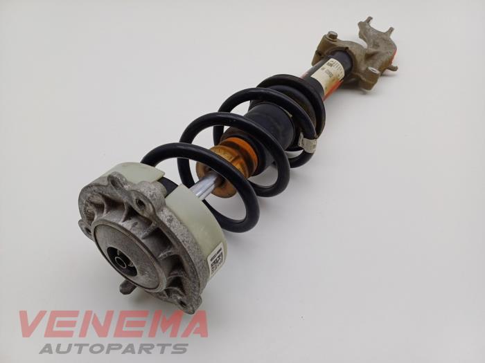 Stötdämparstång, vänster fram från en Audi A5 Cabrio (F57/F5E) 3.0 TDI V6 24V Quattro 2017