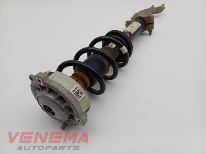 Stötdämparstång, höger fram från en Audi A5 Cabrio (F57/F5E) 3.0 TDI V6 24V Quattro 2017