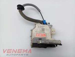 Używane Mechanizm blokady drzwi prawych tylnych wersja 4-drzwiowa Audi A3 Sportback (8VA/8VF) 1.6 TDI 16V Cena € 19,99 Procedura marży oferowane przez Venema Autoparts