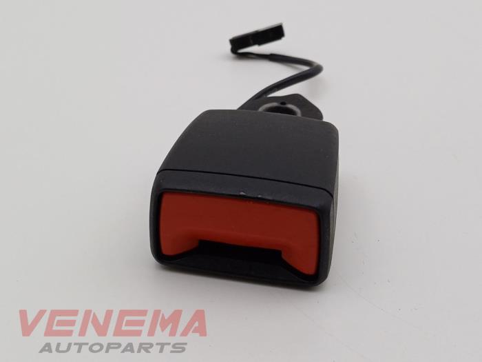 Bakre bältesspänne, vänster från en Audi A5 Cabrio (F57/F5E) 3.0 TDI V6 24V Quattro 2017